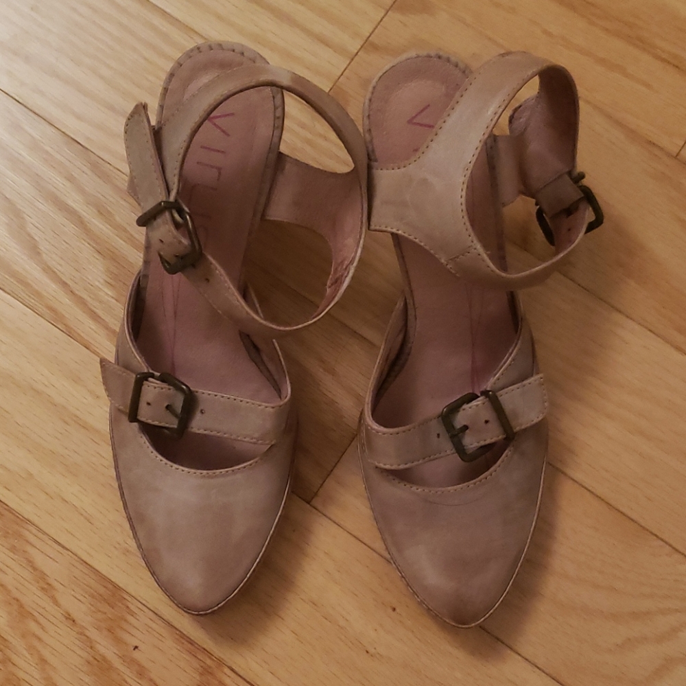 Virus Moda vintage pink heels